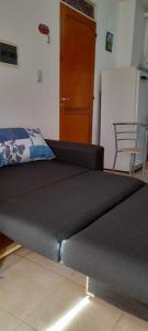Las Colinas في سالتا: سرير كبير في غرفة مع ثلاجة