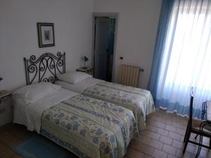 1 Schlafzimmer mit 2 Betten und einem Fenster in der Unterkunft Hotel Villa al Mare in Ischia