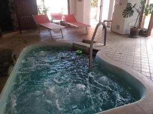 einen Whirlpool mit einem Wasserhahn in der Mitte eines Zimmers in der Unterkunft Hotel Villa al Mare in Ischia