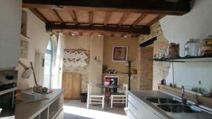 - une cuisine avec un évier et un comptoir dans l'établissement Vecchio Casale Quercetino - Il forno, à Montenero