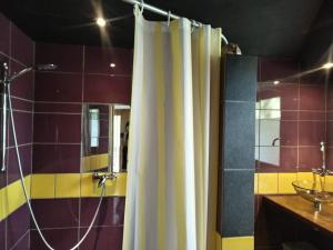 Koupelna v ubytování Le Grand Nid - Gîte La Maison Alvéole + 23 fotografií