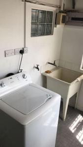 La salle de bains blanche est pourvue d'un lavabo et d'une baignoire. dans l'établissement Holiday home, à DʼArbeau