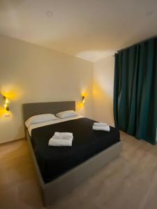 ein Schlafzimmer mit einem Bett mit zwei Handtüchern darauf in der Unterkunft Maison Dante in Neapel