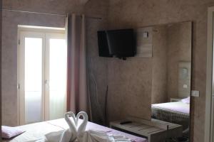 Afbeelding uit fotogalerij van Hotel Miralago in Tremosine Sul Garda