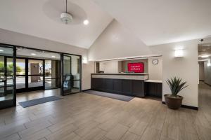 eine leere Lobby mit einem Wartebereich und einem TV in der Unterkunft Red Roof Inn Tucson North - Marana in Tucson