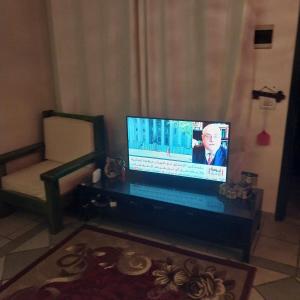Телевизор и/или развлекательный центр в Hadaba on front of farsha cafe