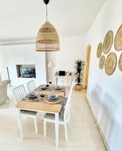 a white dining room with a table and chairs at Apartamento Relax y Golf in Mijas