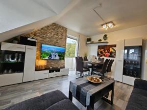 a living room with a table and a dining room at Exklusives und helles Dachgeschoss-Apartment No 3 im Zentrum von Kassel, schnelles 1Gbit Internet, Geschirrspüler, Boxspringbetten in Kassel