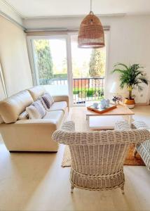 ein Wohnzimmer mit Sofa und Tisch in der Unterkunft Apartamento Relax y Golf in Mijas