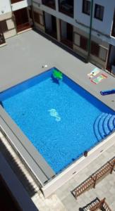 an overhead view of a large swimming pool at Apartamento Neptuno in Candelaria