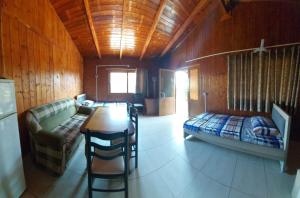Zimmer mit einem Bett, einem Tisch und einem Sofa in der Unterkunft Summer Tale Rooms in Lezha