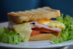 un sándwich con huevo y lechuga en un plato en Hotel Palermo Real, en Medellín