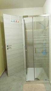 y baño con ducha y puerta de cristal. en Alloggio turistico Garibaldi, en Viterbo