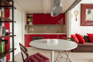 Kuchyňa alebo kuchynka v ubytovaní Isola Skylight Loft- Via della Boscaiola