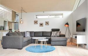 ein Wohnzimmer mit einem Sofa und einem Tisch in der Unterkunft Gorgeous Home In Dronningmlle With Wifi in Dronningmølle
