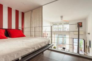 Posteľ alebo postele v izbe v ubytovaní Isola Skylight Loft- Via della Boscaiola