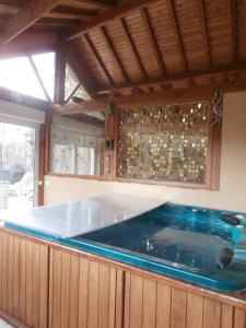 una gran piscina en una cocina con piscina en Au lézard doré, en Lamonzie-Montastruc