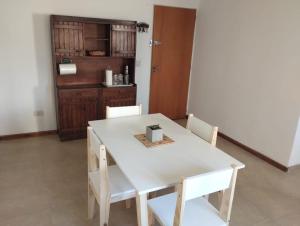 a white table and chairs in a room at Las diagonales in La Plata