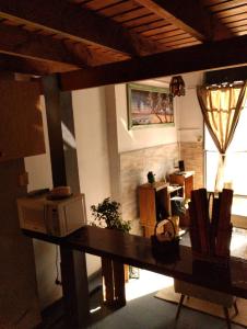 卡梅羅的住宿－La Juana，客厅设有1张带微波炉的桌子