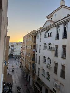 Una vista de una calle en una ciudad con edificios. en Rincón Costero, en Rincón de la Victoria