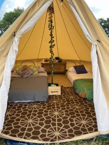 uma tenda de lona com duas camas em Hawthorne Field - Shoreline Escapes em Bransgore