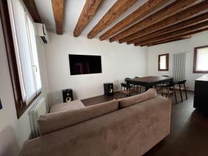 Posezení v ubytování Venice Luxury Suite - Private Jacuzzi and Design