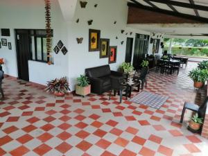 - un salon avec un sol en damier dans l'établissement Finca Hotel El SAMAN de alto bonito, à Montenegro