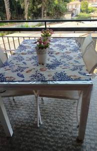 een tafel met een blauwe en witte tafeldoek erop bij La Terrazza al tramonto CITRA in Lerici