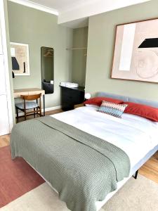 sypialnia z dużym łóżkiem i stołem w obiekcie Modernist Studio in Fitzrovia w Londynie
