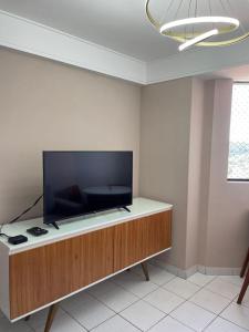 Uma TV ou centro de entretenimento em Maximum Home Flat 904
