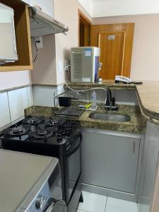A cozinha ou cozinha compacta de Maximum Home Flat 904