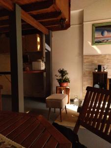 La Juana في كارميلو: غرفة معيشة مع أريكة وكرسي