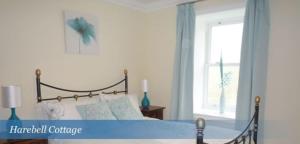 um quarto com uma cama e uma janela em Harebell Cottage em Killean