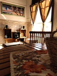 卡梅羅的住宿－La Juana，客厅设有大窗户和地毯。