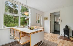 NeksøにあるNice Home In Nex With 2 Bedrooms And Wifiのキッチン、ダイニングルーム(テーブル、椅子付)