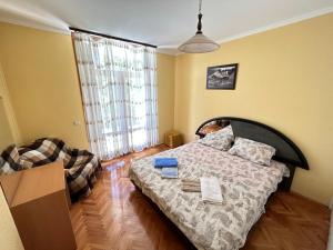 1 dormitorio con 1 cama y 1 silla en Bars Ap, en Šušanj