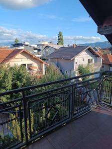 balcón con barandilla negra y algunos edificios en Apartman Aleja, en Sarajevo