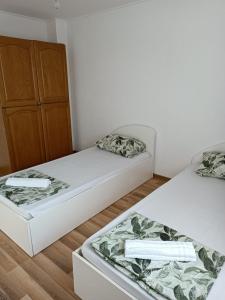 Habitación con 2 camas y vestidor. en Apartman Aleja, en Sarajevo