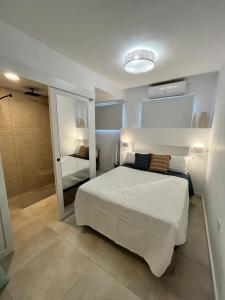 ティアスにあるLas Grecaのベッドルーム(大きな白いベッド1台、シャワー付)