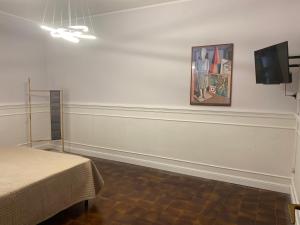 een kamer met een bed en een foto aan de muur bij Casa Barnabei 26 in Teramo