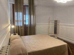 1 dormitorio con 1 cama en una habitación con ventana en Casa Barnabei 26, en Teramo