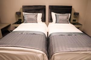 Postel nebo postele na pokoji v ubytování ARCHSTONE BY KETENCİ HOTEL