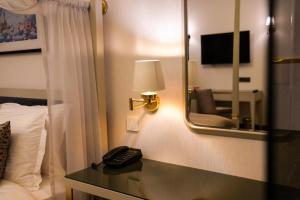 TV a/nebo společenská místnost v ubytování ARCHSTONE BY KETENCİ HOTEL