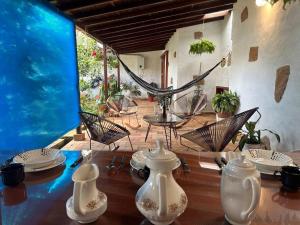 Casa Victoria في زاباتوكا: طاولة عليها مزهريات بيضاء وصحون