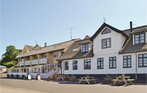 YderbyにあるStunning Home In Sjllands Odde With Kitchenの大きな白い建物