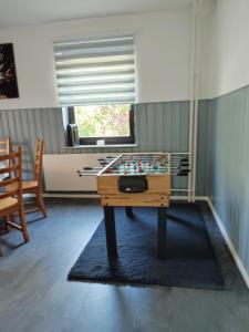 a table in the middle of a room at Posträuberquartier in Gladenbach