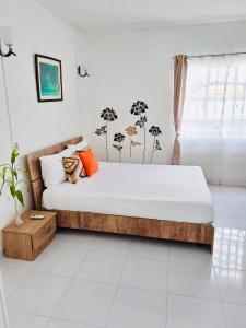 1 dormitorio con 1 cama grande con marco de madera en Lavender en Le Morne