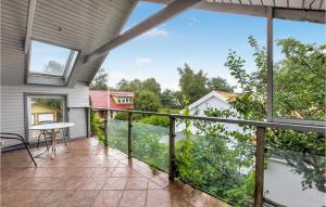 desde el balcón de una casa con mesa en Gorgeous Apartment In Halmstad With House Sea View en Halmstad