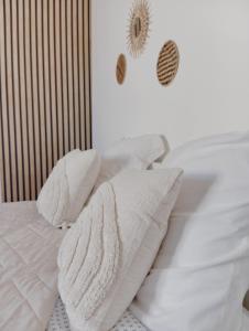 Postel nebo postele na pokoji v ubytování ROOMS HOME CSM Suite privée avec terrasse et Suite privée 2 chambres jusqu'à 3 chambres et 1 à 8 personnes