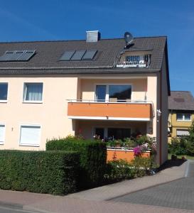 une maison avec des panneaux solaires sur le toit dans l'établissement Ferienwohnung Sonnenschein, à Bad Harzburg